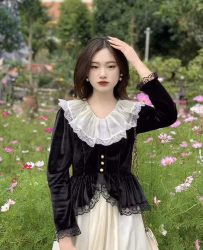 Châu Giang sở hữu phong cách nữ tính, hơi hướng tiểu thư nàng thơ. Cô nàng yêu thích màu son đỏ và lối make up hiện đại nhưng không quá đậm đà.