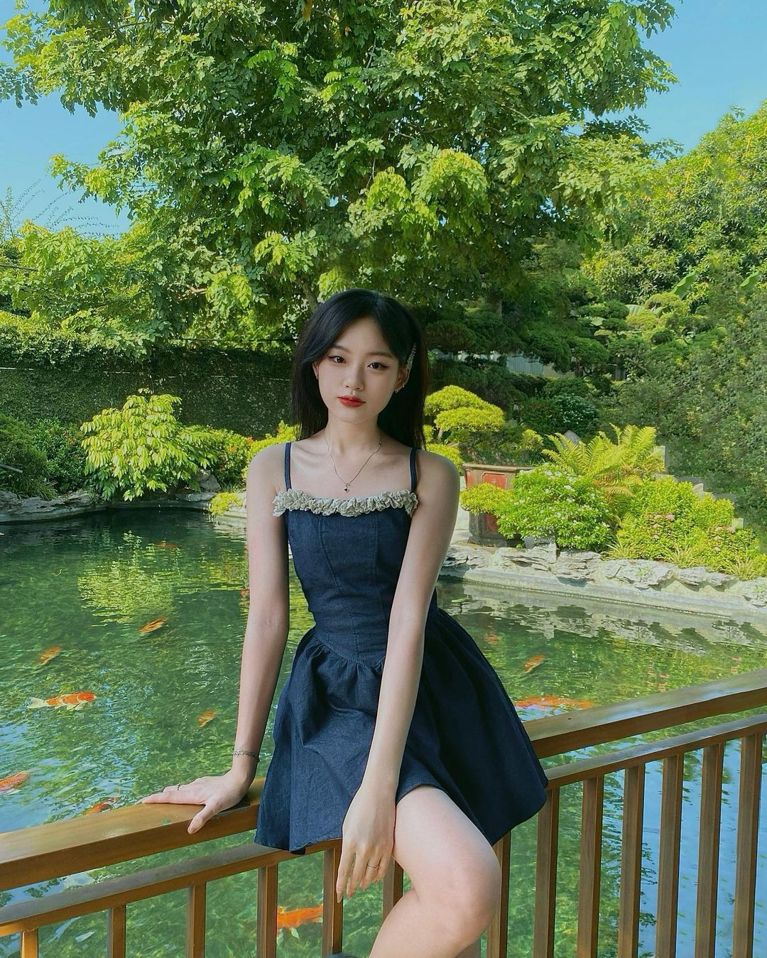 Hình ảnh đời thường của 10X không quá cầu kì và lộng lẫy với lớp make up dày cộp nhưng vẫn vô cùng bắt mắt và ấn tượng.