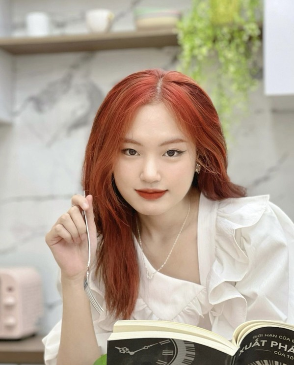 Bất ngờ nổi tiếng sau 1 đêm, Châu Giang cho hay bởi có vài người nói cô giống Nam Phương hoàng hậu, nên bản thân đã quyết định làm clip so sánh này và đăng tải cho mọi người xem liệu lời nhận xét ấy có đúng hay không.