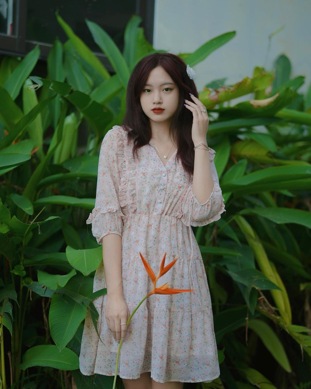 Trong khi nhiều hot girl hiện nay theo trend hoạ mặt như các soái tỉ Trung như mở khoé mắt, tạo bọng mắt cho đôi mắt long lanh và to tròn như búp bê thì Châu Giang lại tự tin với đôi mắt mí lót của mình.