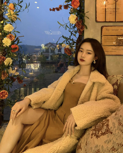 Từng theo học ở ngôi trường phát triển về hội hoạ, sáng tạo là Đại học Kiến trúc nên có thể thấy Châu Giang sắm sửa cho mình diện mạo khá nghệ.