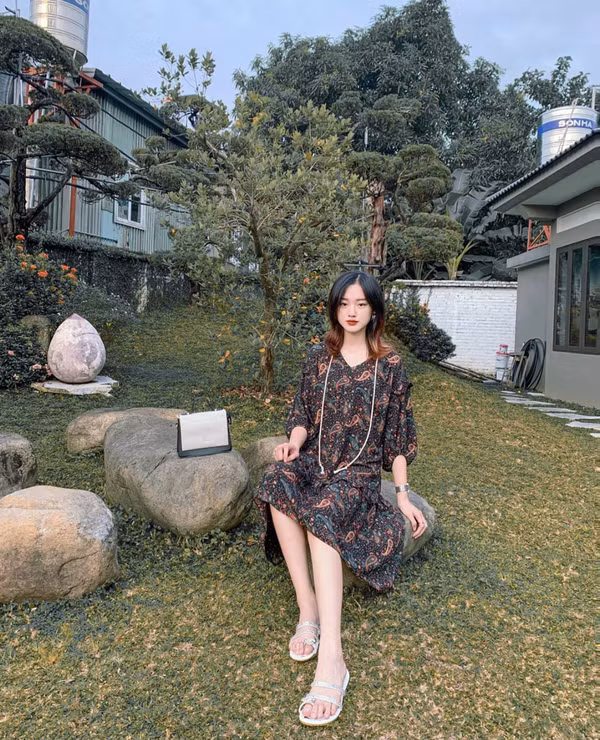 Cô được nhắc tới là Châu Giang, sinh năm 2000. Cô nàng này cũng là cựu sinh viên của trường ĐH Kiến trúc Hà Nội.