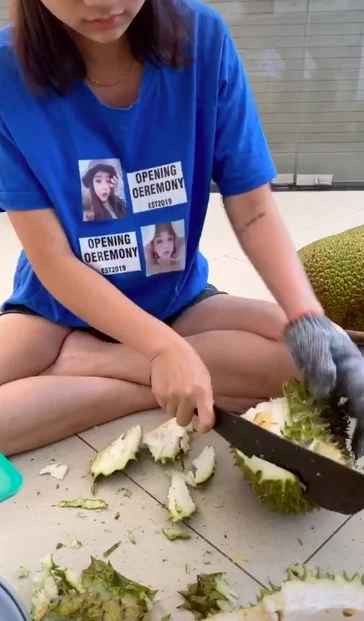 Trước đó tại Việt Nam, đất nước trồng được sầu riêng, một cô gái tại Bến Tre cũng có màn bổ loại trái cây nhiều gai này cực bá đạo.