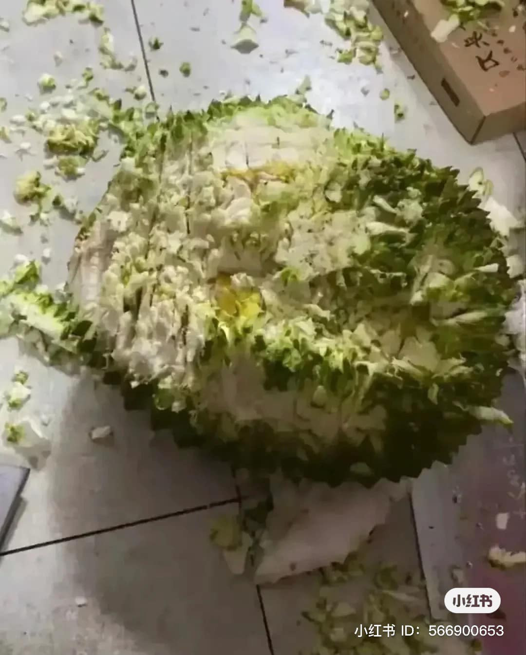 Thay vì chọn vị trí để tách quả sầu riêng như bình thường thì chủ nhân đoạn clip bổ sầu riêng bá đạo lại dùng dao, rùi để băm nát phần vỏ bên ngoài.