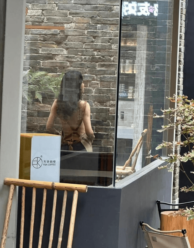 Họ cho rằng, việc ăn mặc như vậy là trái với chuẩn mực nơi công cộng, thách thức đạo đức xã hội và xúc phạm đến quan niệm thẩm mỹ của con người.