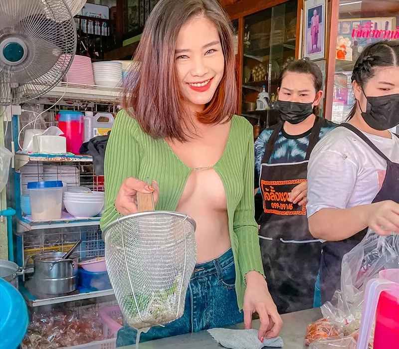 Chính điều này đã khiến cư dân mạng dấy lên nghi vấn về việc chủ nhân quán cà phê đã áp dụng ‘truyền thông bẩn’ để đẩy danh tiếng và thu hút khách hàng.