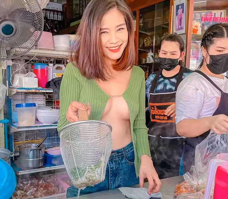 Chính điều này đã khiến cư dân mạng dấy lên nghi vấn về việc chủ nhân quán cà phê đã áp dụng ‘truyền thông bẩn’ để đẩy danh tiếng và thu hút khách hàng.