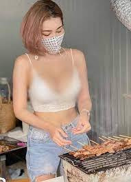 Trước đó, không ít lần các cửa hàng vì muốn kéo khách mà cho các nữ nhân viên ăn mặc mát mẻ.