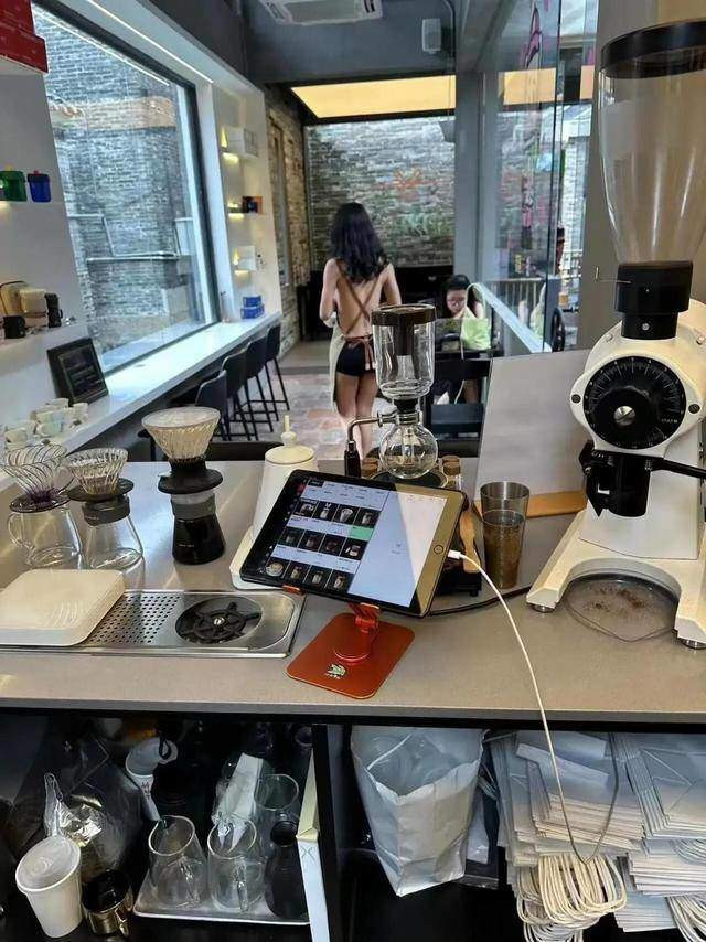 Những bức hình được khách hàng tới quán cà phê này chụp lại và đăng tải lên MXH. Có rất đông ý kiến chỉ trích về trang phục có phần thô tục của nữ nhân viên.