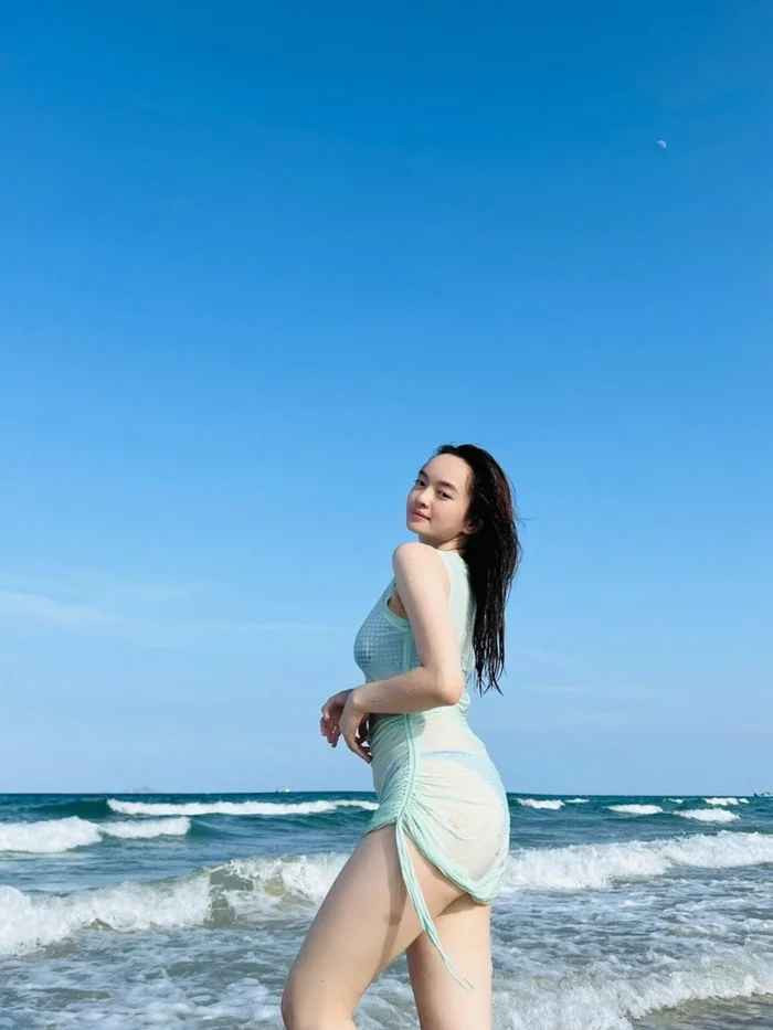 Sau khoảng thời gian "kín cổng cao tường" thì có lẽ đây là khoảnh khắc hiếm hoi mỹ nhân Em chưa 18 gia nhập đường đua quyến rũ.