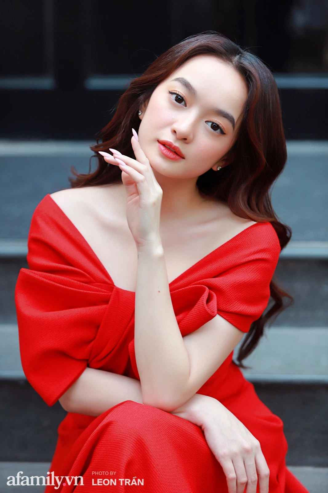 Cận cảnh làn da trắng sứ và số đo ba vòng "nghẹt thở" của mỹ nhân Em chưa 18. Ảnh: Leon Trần.