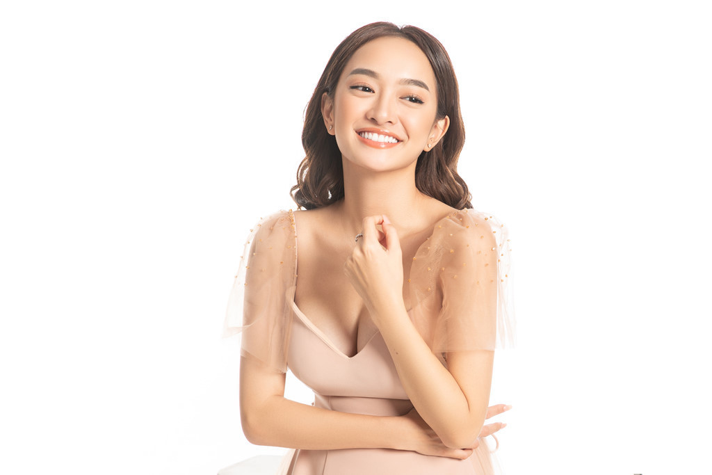 Mặc dù có nhan sắc xinh đẹp và vóc dáng "đẫy đà", song hot girl Gen Z thường tự ti về vòng 1 quá khổ của bản thân.