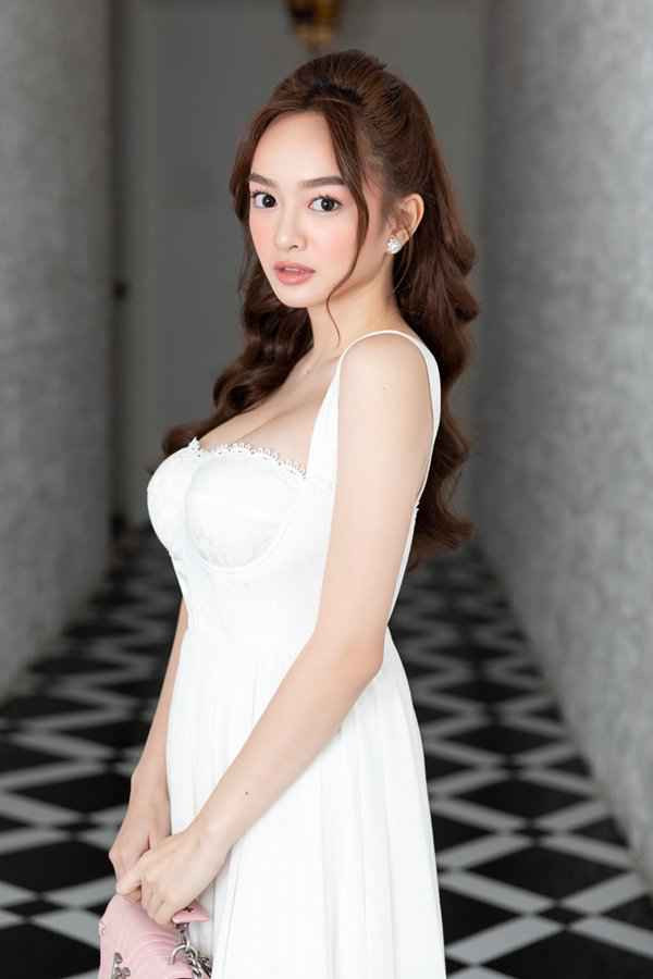 Cũng vì chiều cao ở mức bình thường và biệt danh "hot girl ngực khủng" sẽ khiến Kaity Nguyễn bị bó bột trong phạm vi vai diễn. Vậy nên, người đẹp rất ít khi diện đồ bơi khoe khéo vòng 1.