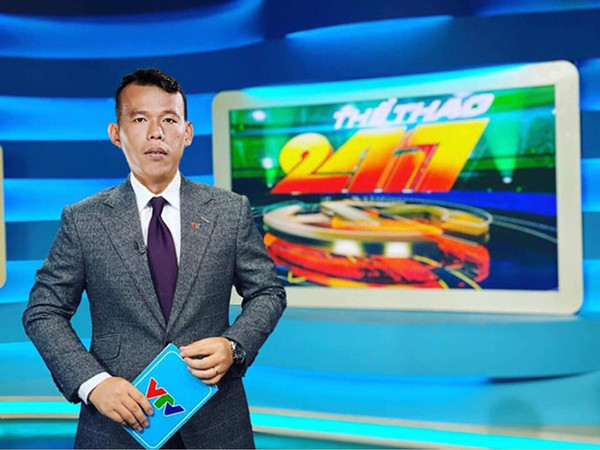 Trong bức ảnh được đăng tải, Tấn Trường chỉ kịp xuất hiện rõ mặt nhất khi hát Quốc ca, còn lại suốt trận đấu, hình ảnh chàng thủ môn có vẻ bị "tạm ẩn".