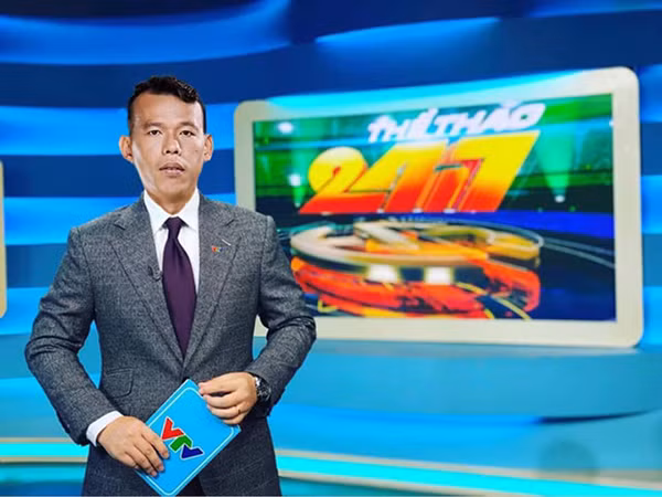 Trong bức ảnh được đăng tải, Tấn Trường chỉ kịp xuất hiện rõ mặt nhất khi hát Quốc ca, còn lại suốt trận đấu, hình ảnh chàng thủ môn có vẻ bị "tạm ẩn".