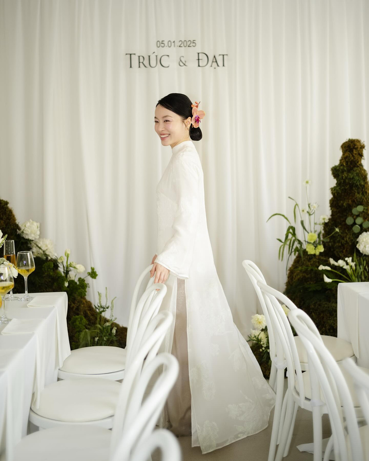 Hà Trúc viết: “Dù đêm trước đó ngủ chưa đến 3 tiếng nhưng vẫn nô hết cỡ. Xin cảm ơn các bà, các bố các mẹ, tất cả các thành viên trong gia đình và bạn bè thân yêu đã ở đây cùng chúng con ạ. P/s: Ngày đám hỏi chị hai, mẹ tôi khóc hết cỡ. Nay gả tôi đi, sao mẹ vui dữ vậy?”.