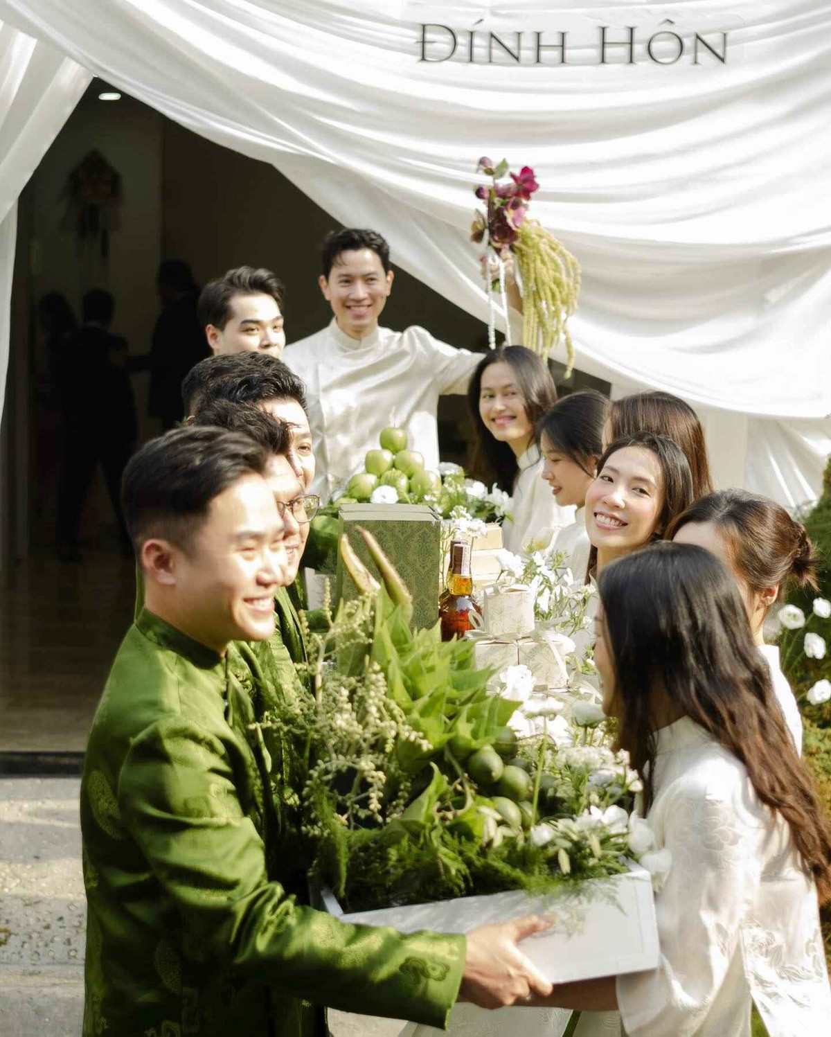 Bó hoa cưới mà Quang Đạt của Hà Trúc được làm từ 3 loại hoa: đông chí đỏ (còn gọi là hoa lê lư, hoa hồng Giáng sinh), mao lương và dền rủ xanh. Trong đó hoa đông chí đỏ tượng trưng cho sự yên bình và tĩnh lặng, chữa lành; hoa mao lương khi làm hoa cưới đại diện cho tình yêu mãnh liệt và hạnh phúc viên mãn; hoa dền rủ ý nghĩa về vẻ đẹp của hạnh phúc trường tồn.