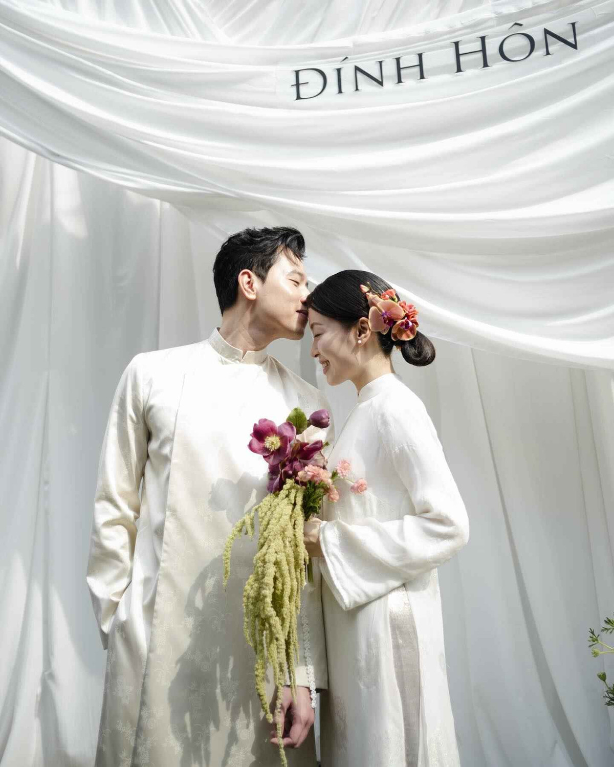 Về phần chú rể, Quang Đạt vẫn giữ vững phong độ “cơ trưởng điển trai nhất Việt Nam”, cực kỳ bảnh bao. Còn Hà Trúc lại là cô gái xinh đẹp và hạnh phúc nhất dù chỉ trang điểm nhẹ nhàng, búi tóc thấp và cài hoa lan phía sau.