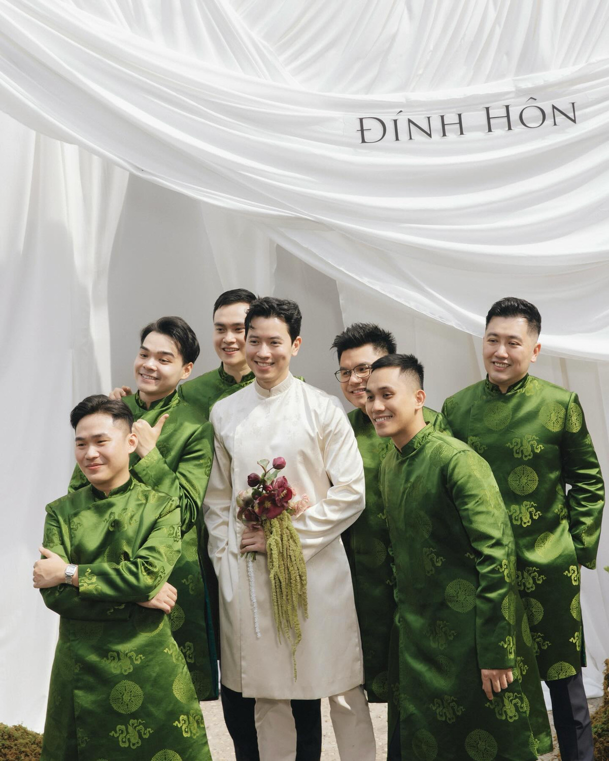 Cụ thể, đám hỏi được trang trí với tone màu chủ đạo là trắng và xanh lá cây. Ngoài các dải vải trắng, hoa tươi và cành lá, nhiều mỏm đá đắp rêu được dựng ở bên ngoài lẫn trong rạp, tạo nên không gian tiệc mới mẻ, độc đáo.