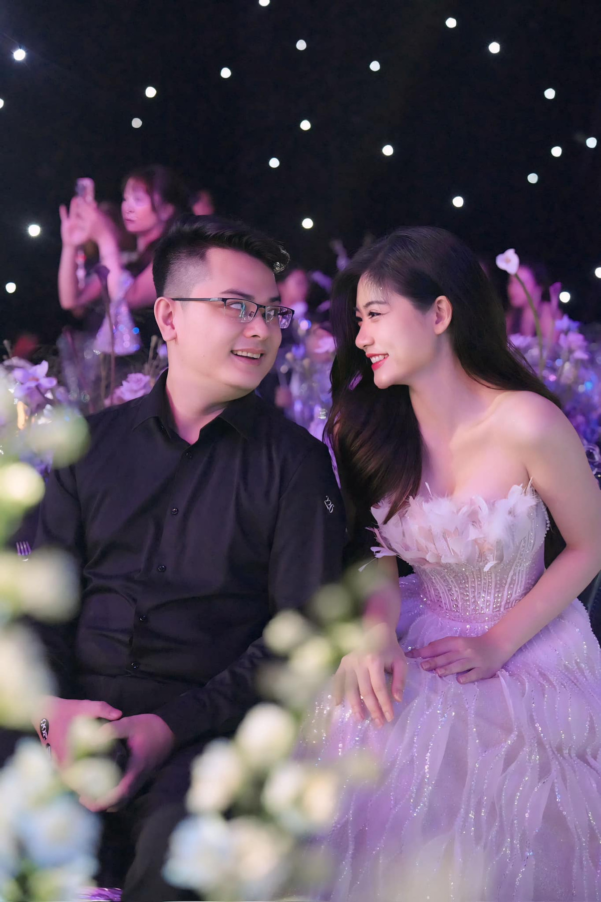 Đông đảo cộng đồng mạng, đặc biệt là fans của đôi trai tài gái sắc này đồng loạt gửi lời chúc mừng cặp đôi. Bởi, sau lần “tan” thì cả hai đã “hợp” và có cái kết đẹp sau 5 năm bên nhau.