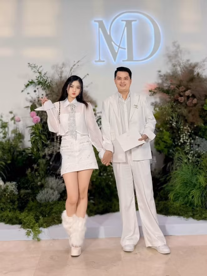 Cả hai ngập tràn hạnh phúc, trao cho nhau nụ hôn ngọt ngào trước sự chứng kiến của đông đảo bạn bè, người thân.