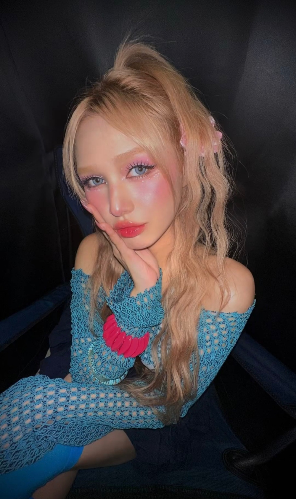 Dù theo đuổi phong cách quyến rũ và cá tính, nàng hot girl sinh năm 2002 cũng chưa từng khiến fan thất vọng khi thử sức với phong cách kín đáo, nền nã.