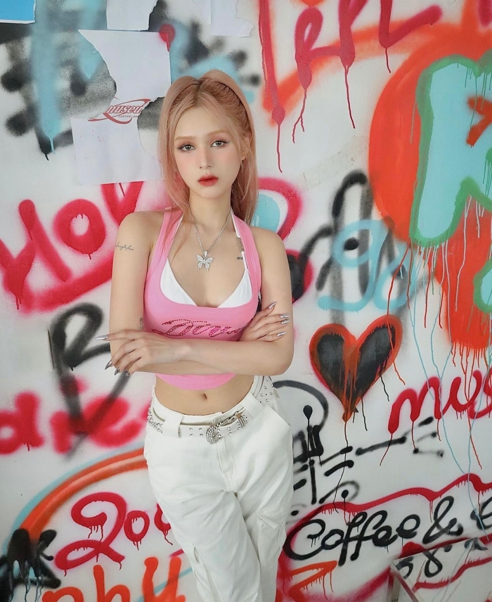 Với kiểu tóc sáng màu cùng tông trang điểm cam đào trendy, những đường nét thanh thoát trên gương mặt bà xã Xemesis cũng được lộ rõ trong bộ ảnh này.