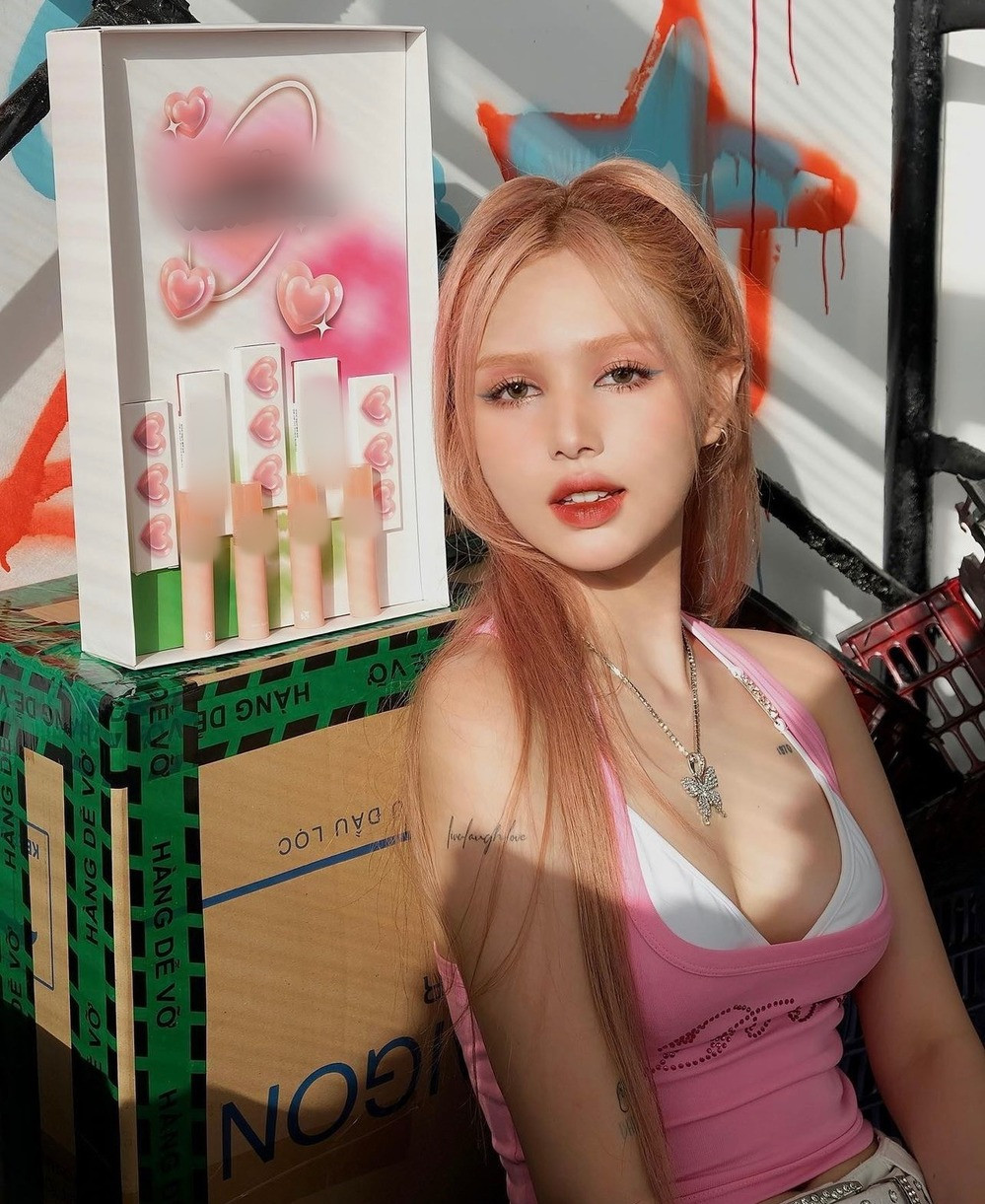 Đặc biệt, nhiều netizen cũng cho rằng outlook lần này của hot girl Xoài Non được lấy cảm hứng từ "búp bê sống".