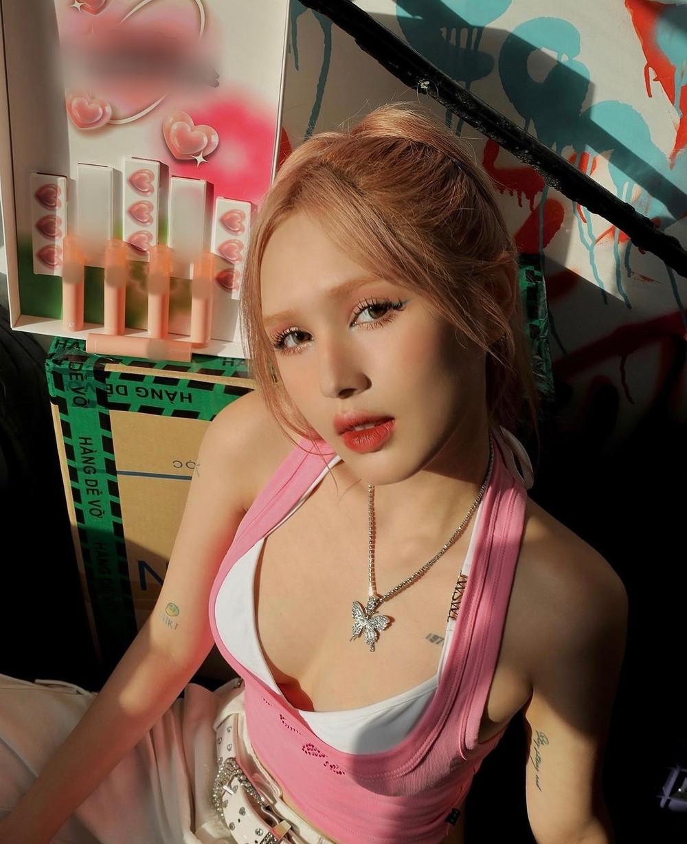 Trong quá khứ, mỹ nhân gốc Sài thành từng khiến người hâm mộ không khỏi xuýt xoa với những khung ảnh khoe nhan sắc lai Tây trong veo như búp bê. Điều này cũng phần nào chứng tỏ được sự đầu tư của người đẹp trong những lần xuất hiện của bản thân trên MXH.