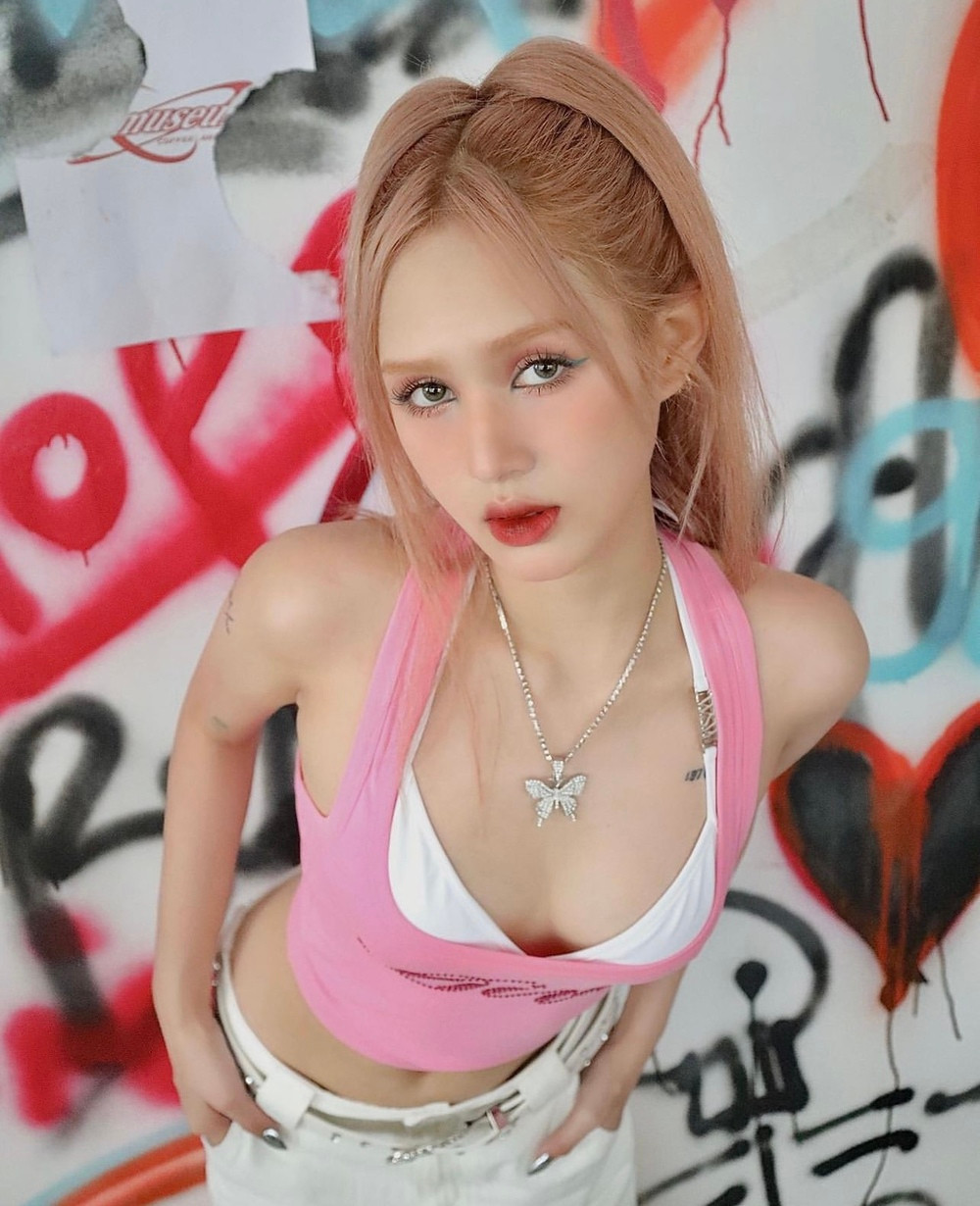 Trong ảnh, người đẹp Gen Z diện trang phục theo phong cách năng động với áo crop-top xẻ ngực và quần jeans ống rộng khéo khoe vòng eo con kiến.