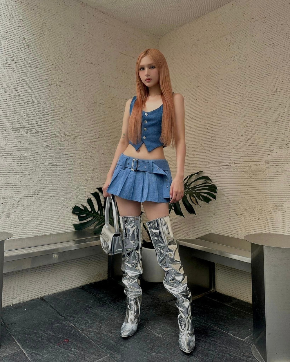 Nếu để ý, thời gian gần đây Xoài Non thường xuyên khoe những bộ đồ có độ gợi cảm cao.