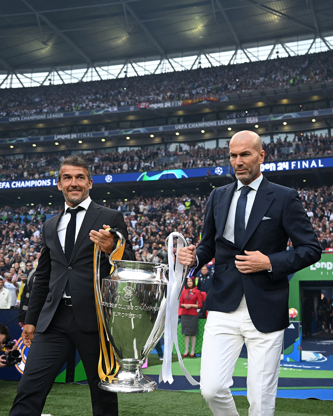 Mở màn trận đấu, một người quen của Real Madrid đã đưa chiếc cúp "tai voi" từ đường hầm sân Wembley tiến ra sân khấu chính đó là cựu HLV trưởng của chính CLB Hoàng gia Tây Ban Nha - ông Zinedine Zidane.