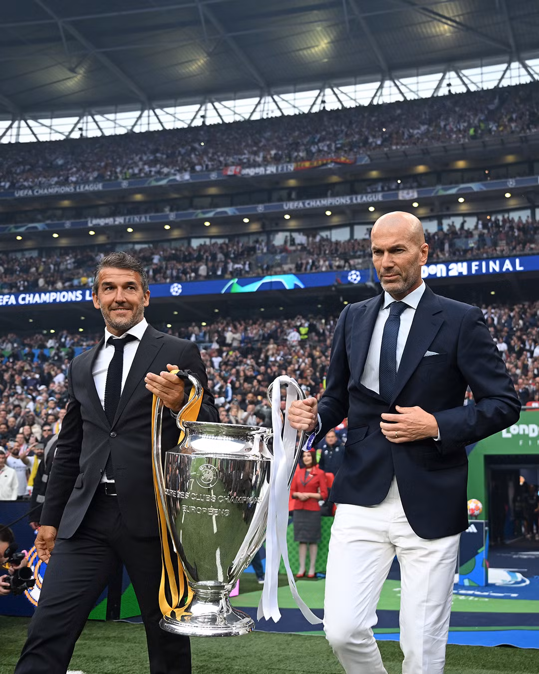 Mở màn trận đấu, một người quen của Real Madrid đã đưa chiếc cúp "tai voi" từ đường hầm sân Wembley tiến ra sân khấu chính đó là cựu HLV trưởng của chính CLB Hoàng gia Tây Ban Nha - ông Zinedine Zidane.