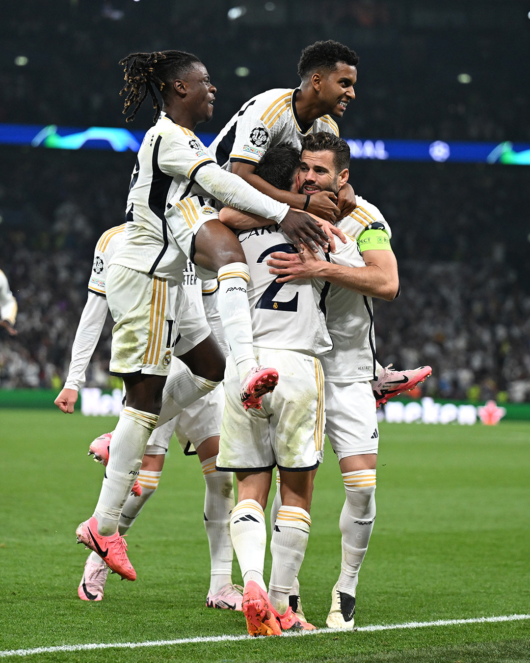 Phút 87, mành lưới của Real rung lên sau pha đánh đầu của Fullkrug. Tuy nhiên, niềm vui của CĐV đội bóng áo vàng, đen sớm bị dập tắt, khi trọng tài biên căng cờ báo lỗi việt vị.