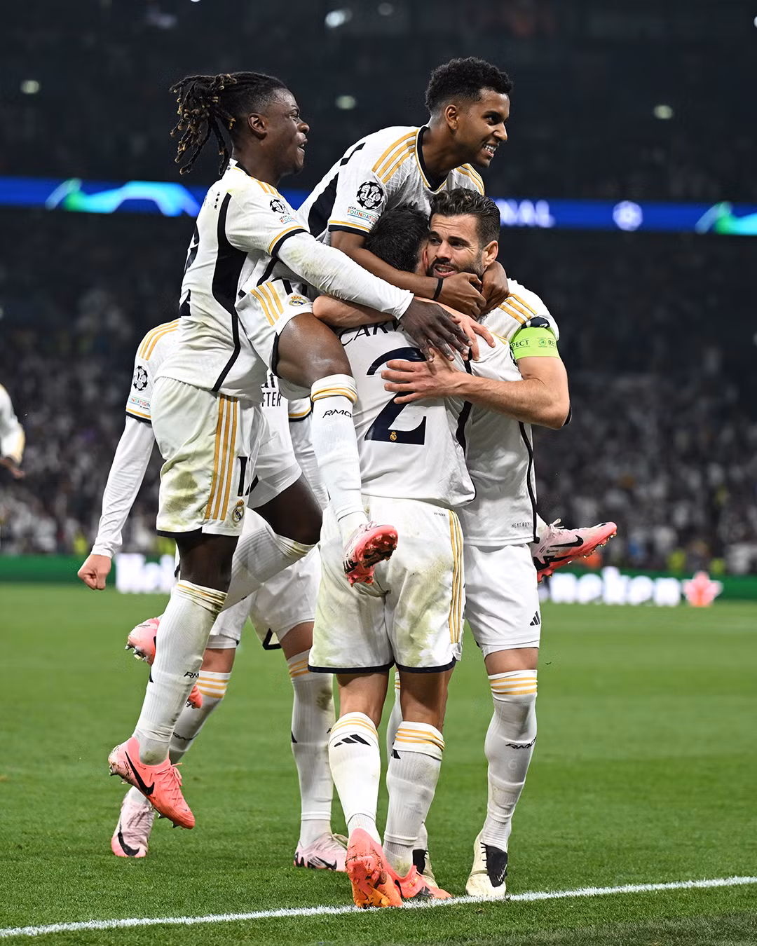 Phút 87, mành lưới của Real rung lên sau pha đánh đầu của Fullkrug. Tuy nhiên, niềm vui của CĐV đội bóng áo vàng, đen sớm bị dập tắt, khi trọng tài biên căng cờ báo lỗi việt vị.