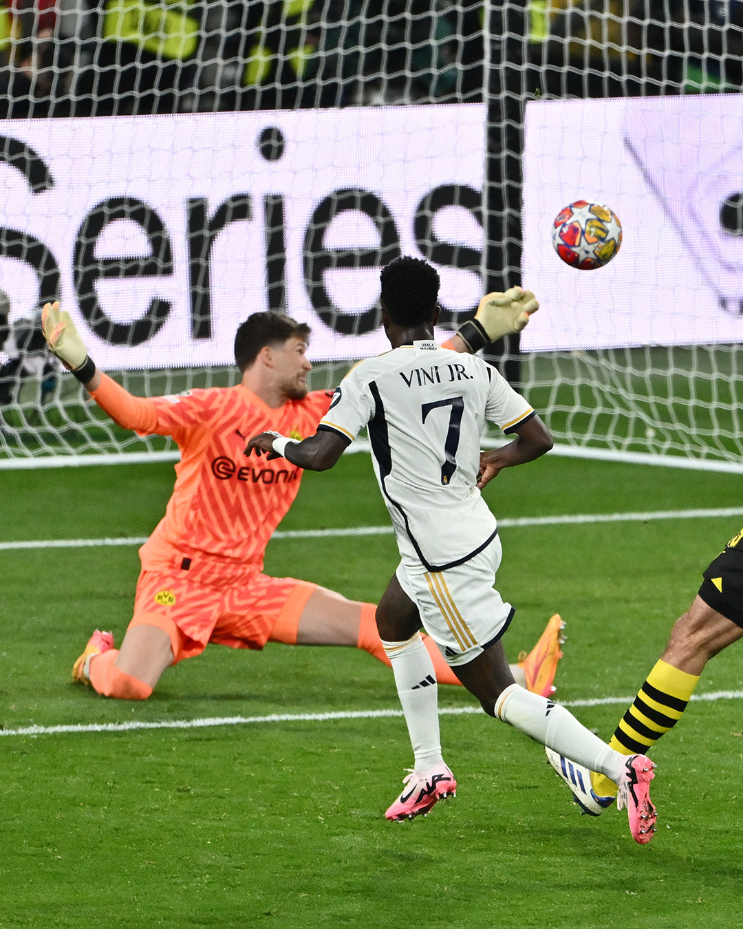 Hy vọng của Dortmund bị dập tắt ở phút 83, Ian Maatsen bất ngờ có đường chuyền hỏng ở sân nhà. Bellingham chuyền vừa tầm để Vinicius băng lên, tung cú đặt lòng, nhân đôi cách biệt cho đại diện La Liga ở chung kết Champions League.