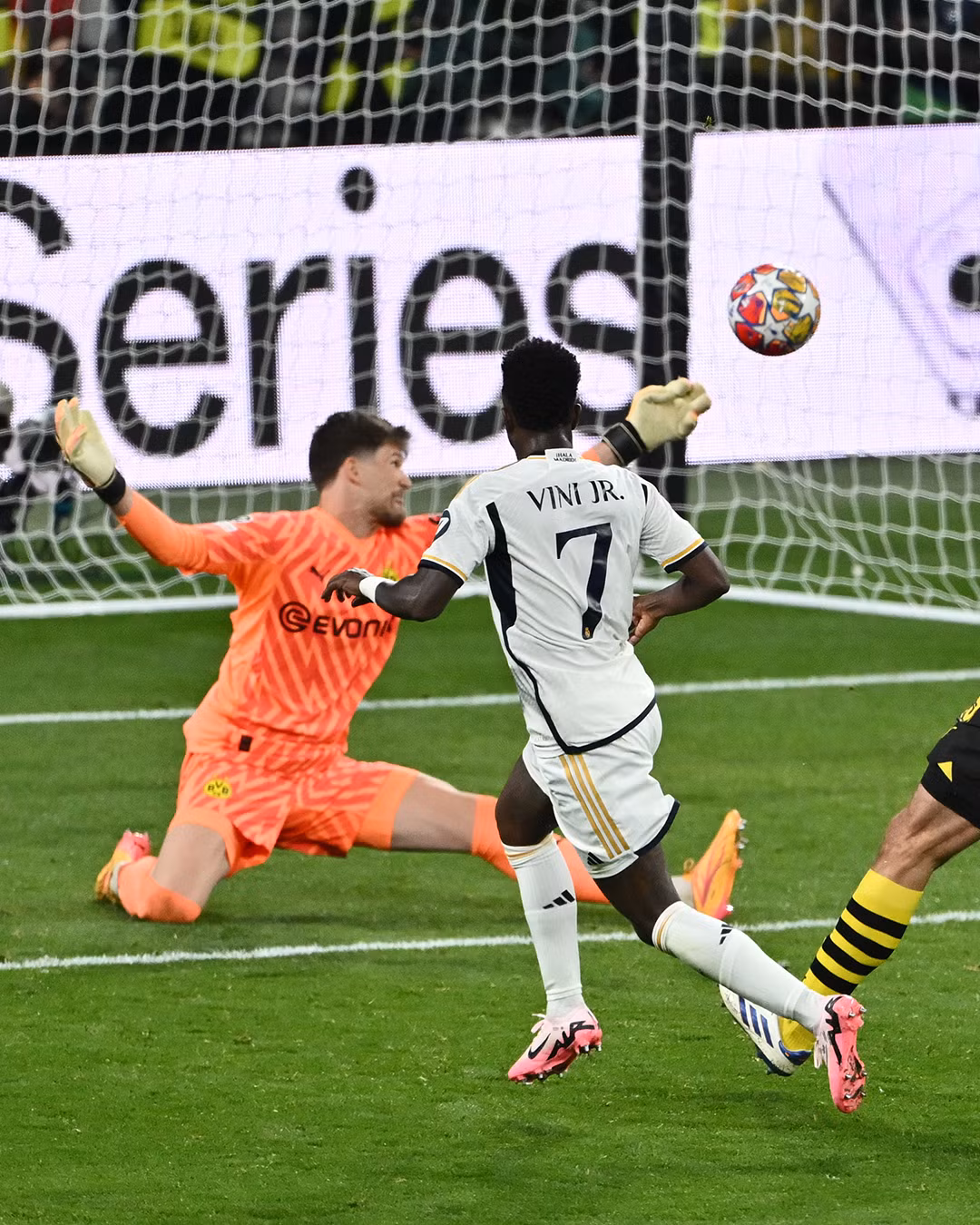 Hy vọng của Dortmund bị dập tắt ở phút 83, Ian Maatsen bất ngờ có đường chuyền hỏng ở sân nhà. Bellingham chuyền vừa tầm để Vinicius băng lên, tung cú đặt lòng, nhân đôi cách biệt cho đại diện La Liga ở chung kết Champions League.