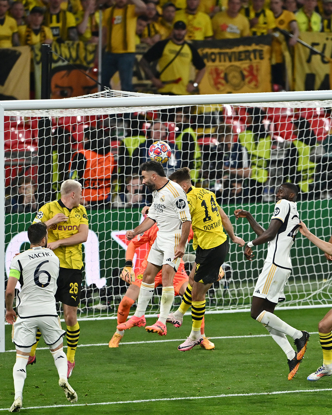 Thế cân bằng của trận đấu bị phá vỡ ở phút 74, Real Madrid đã tìm được bàn thắng từ một tình huống cố định. Dani Carvajal, cầu thủ chỉ cao 1,73 m có pha chọn vị trí, bật cao đánh đầu chuẩn xác, không cho Kobel cơ hội cản phá.