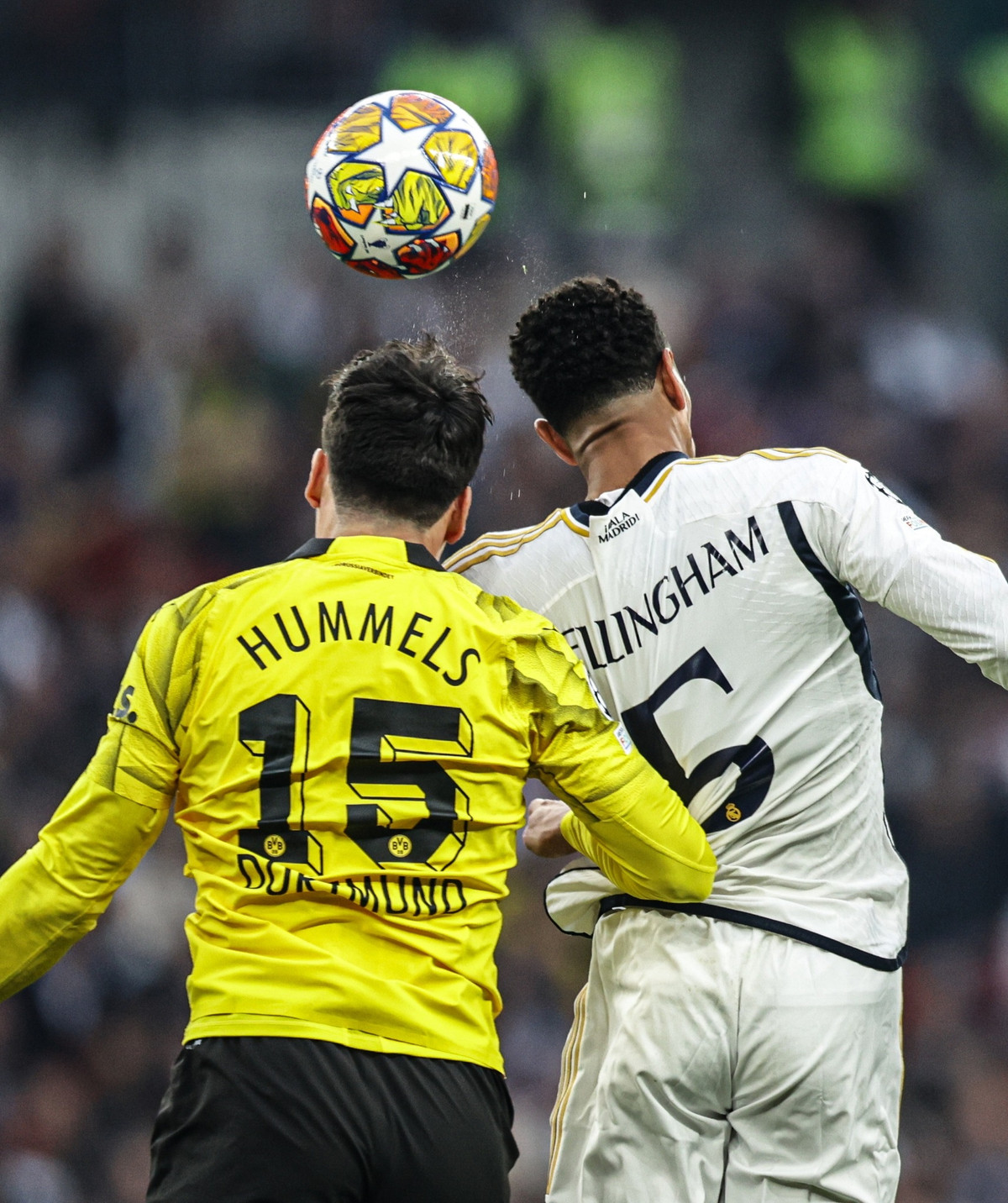 Hiệp một khép lại với sự bế tắc của Real Madrid. Dấu ấn của đại diện La Liga chỉ là những tình huống va chạm không đáng có của Vinicius. Tiền đạo người Brazil ức chế khi bị kèm chặt và đã phải nhận một thẻ vàng sau một pha tham bóng.