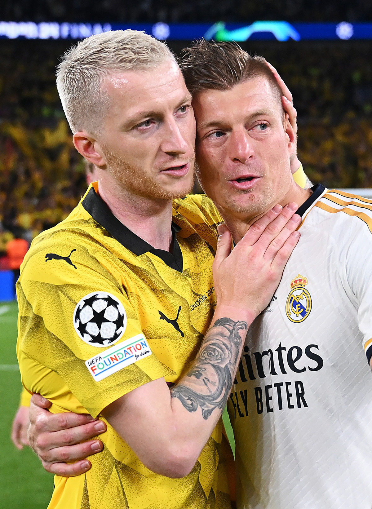 Trận đấu kết thúc với tỷ số 2-0 nghiêng về Real Madrid và đội bóng đến từ Tây Ban Nha có lần thứ 15 nâng cao chiếc cúp vô địch UEFA Champions League. Trận đấu chung kết này, cả Real Madrid và Dortmund đều chứng kiến những công thần của mình rời đi đó là Marco Reus (vàng) và Toni Kroos (vàng).