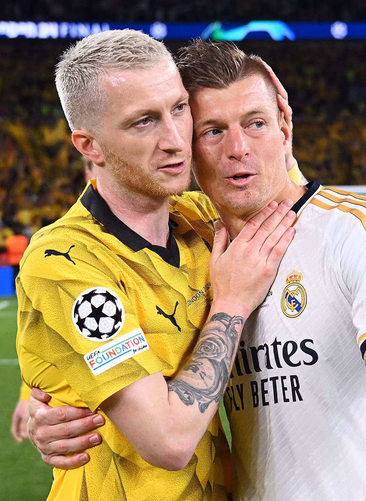 Trận đấu kết thúc với tỷ số 2-0 nghiêng về Real Madrid và đội bóng đến từ Tây Ban Nha có lần thứ 15 nâng cao chiếc cúp vô địch UEFA Champions League. Trận đấu chung kết này, cả Real Madrid và Dortmund đều chứng kiến những công thần của mình rời đi đó là Marco Reus (vàng) và Toni Kroos (vàng).