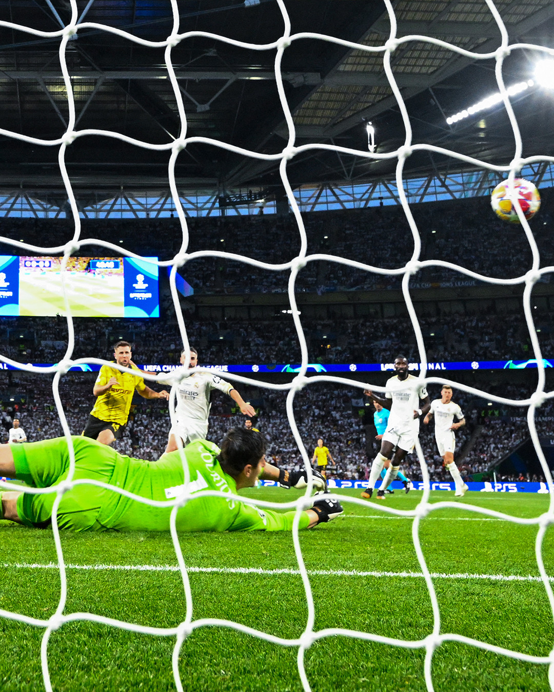 Dù bị đánh giá yếu hơn nhưng Borussia Dortmund mới là đội tạo ra nhiều cơ hội nguy hiểm hơn. Nếu như Adeyemi, Fullkrug hay Brandt chính xác hơn trong những pha dứt điểm thì đội bóng nước Đức đã mở điểm ngay trong 45 phút đầu tiên.