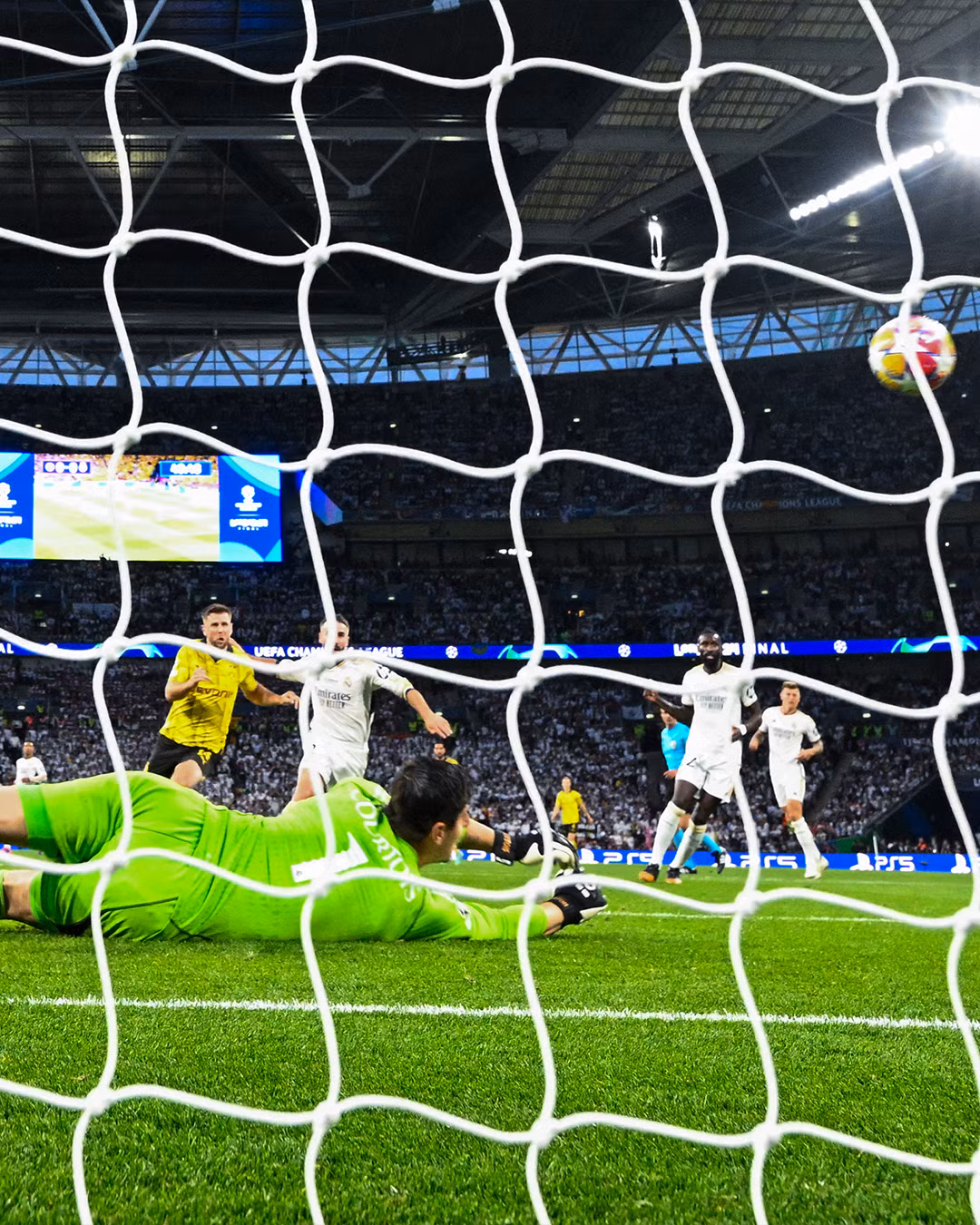 Dù bị đánh giá yếu hơn nhưng Borussia Dortmund mới là đội tạo ra nhiều cơ hội nguy hiểm hơn. Nếu như Adeyemi, Fullkrug hay Brandt chính xác hơn trong những pha dứt điểm thì đội bóng nước Đức đã mở điểm ngay trong 45 phút đầu tiên.