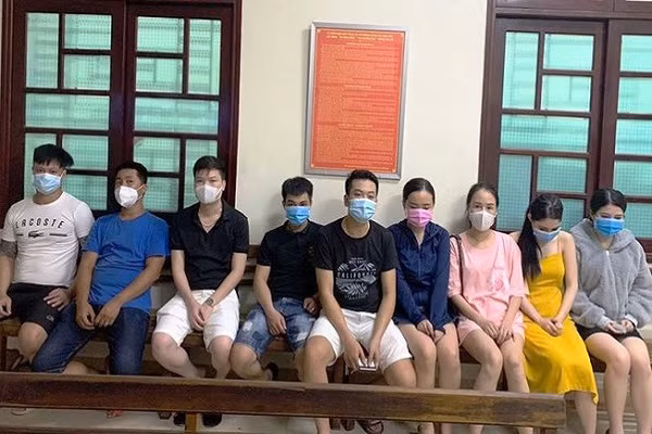 Da Nang: 9 nguoi tu tap an nhau bi cong an xu ly