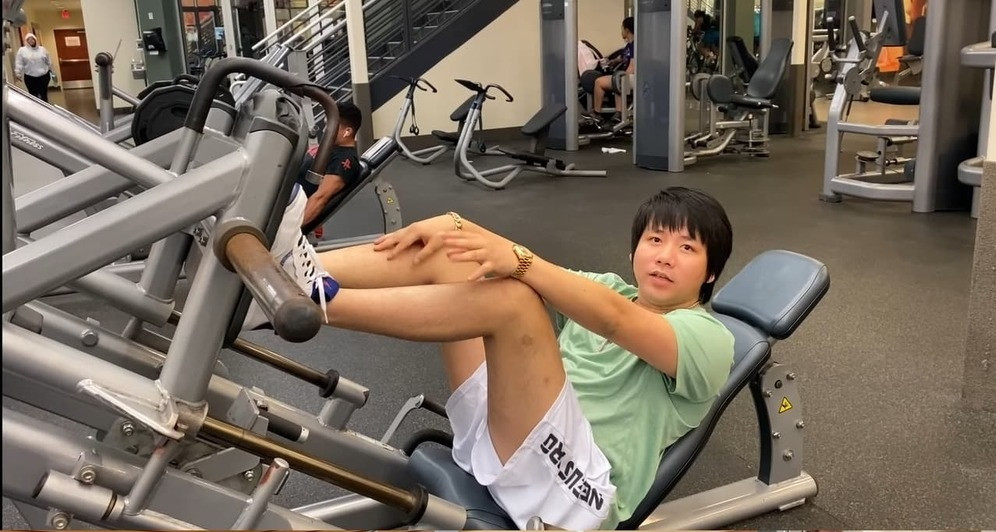 Nam YouTuber sau đó lần lượt tập thêm các phần cơ đùi và đều thực hiện thao tác khá dễ dàng. Anh dự kiến chỉ cần khoảng 1 năm là có thể đi lại như người bình thường, thậm chí chạy nhảy, đá bóng không thành vấn đề.