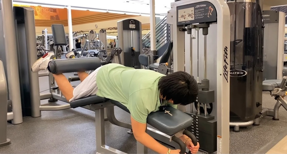 “Lúc trước trong thời gian chân đang lành, mình đi lặc lè thì cảm thấy rất chán nản, mình không muốn kéo nữa. Nhưng bây giờ sau khi đã ổn định rồi, đi lại đàng hoàng rồi thì lại muốn kéo thêm nữa, ít nhất là 1m82.” – nam YouTuber cho hay.