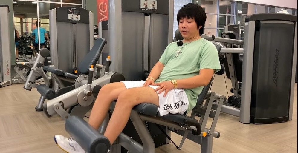 Nói về dáng đi của Khoa Pug thì so với 1 tháng trước đây đã được cải thiện rất nhiều. Anh đã đi được những bước nhanh, không cần phải bám víu vào xung quanh để di chuyển như trước.