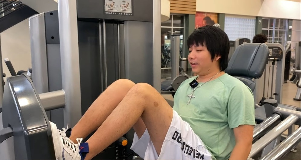 Có mặt tại phòng gym, Khoa Pug rất tự tin tập luyện với các thiết bị nâng tạ nặng. Nam YouTuber đã có thể dùng chân nâng, đẩy vài chục cân tạ mà không gặp khó khăn hay đau đớn gì.