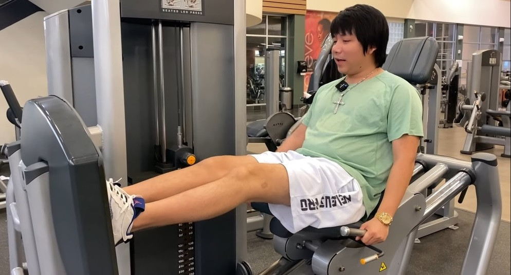 “Chân của mình bây giờ giống như chân người bình thường, xương cứng lại rồi nên phải tập để cơ săn lên. Mình tập rất là nhẹ nhàng, lên được 70 pound (gần 32kg)… Mình tập vào cơ đi sẽ vững hơn.” – Khoa Pug nói.