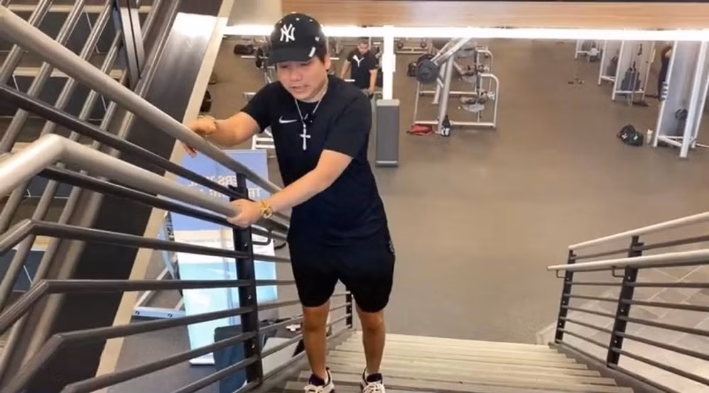 Sau hơn 1 tháng im hơi lặng tiếng kể từ video cuối, Khoa Pug cuối cùng cũng đã tái xuất và chia sẻ tình hình sức khỏe hiện tại cho người xem. Anh cho biết, trước đó đã bị soi dáng đi cứng nhắc, thiếu tự nhiên nên trong 1 tháng này không lên video là để dành thời gian tập luyện cho đôi chân của mình.